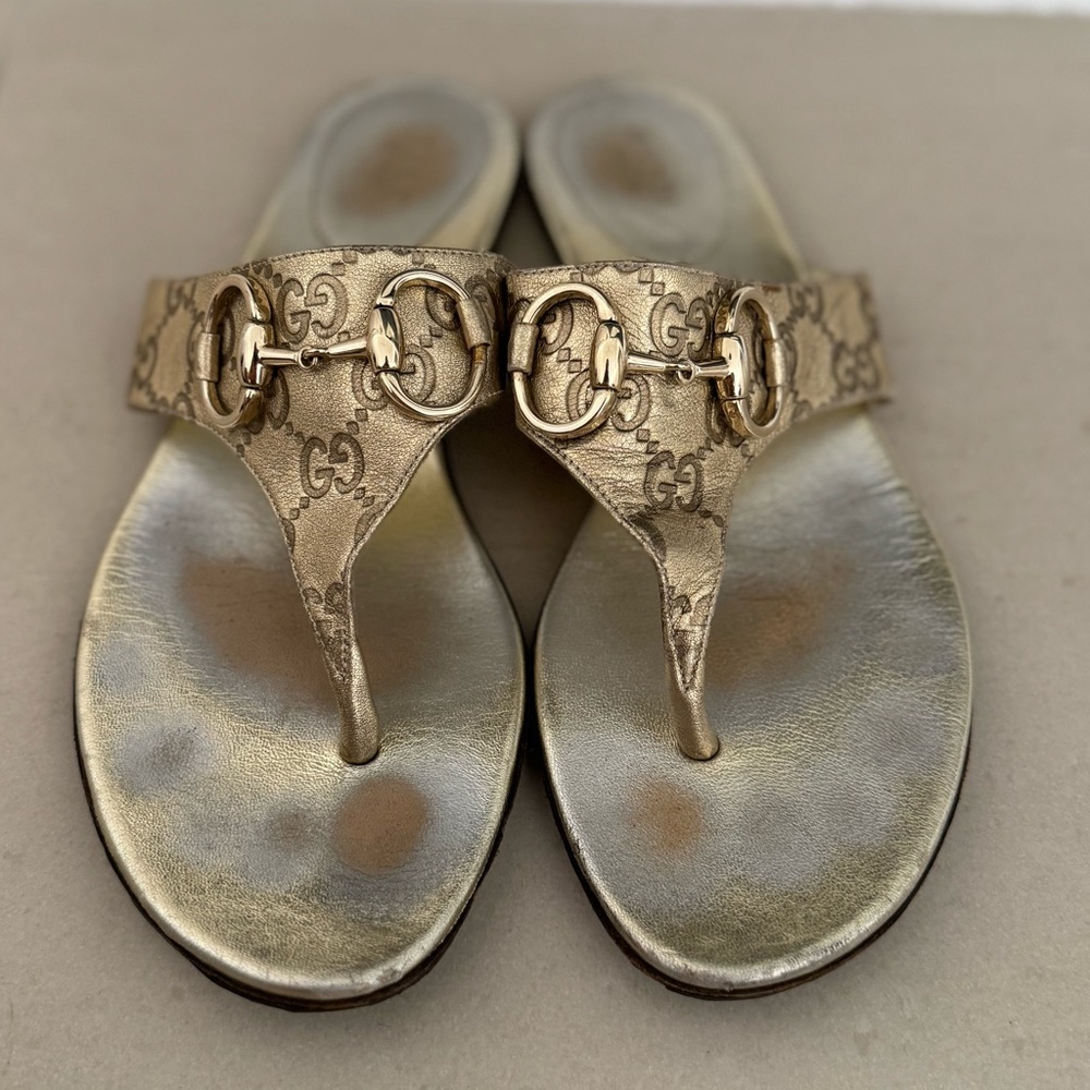Gucci Metallic Gold Thong Sandals. Size 8.